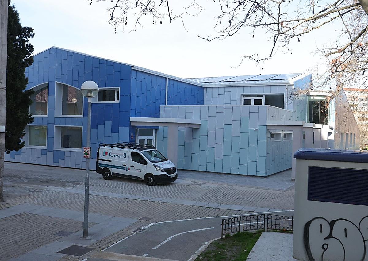 Imagen secundaria 1 - El vaso principal desde el exterior y la nueva envolvente de las piscinas.