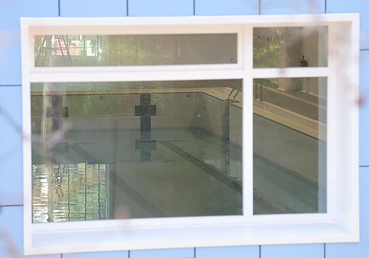 Imagen principal - El vaso principal desde el exterior y la nueva envolvente de las piscinas.