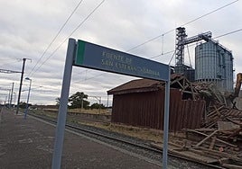 Andén de la estación de La Fuente de San Esteban durante el derribo de un almacén.