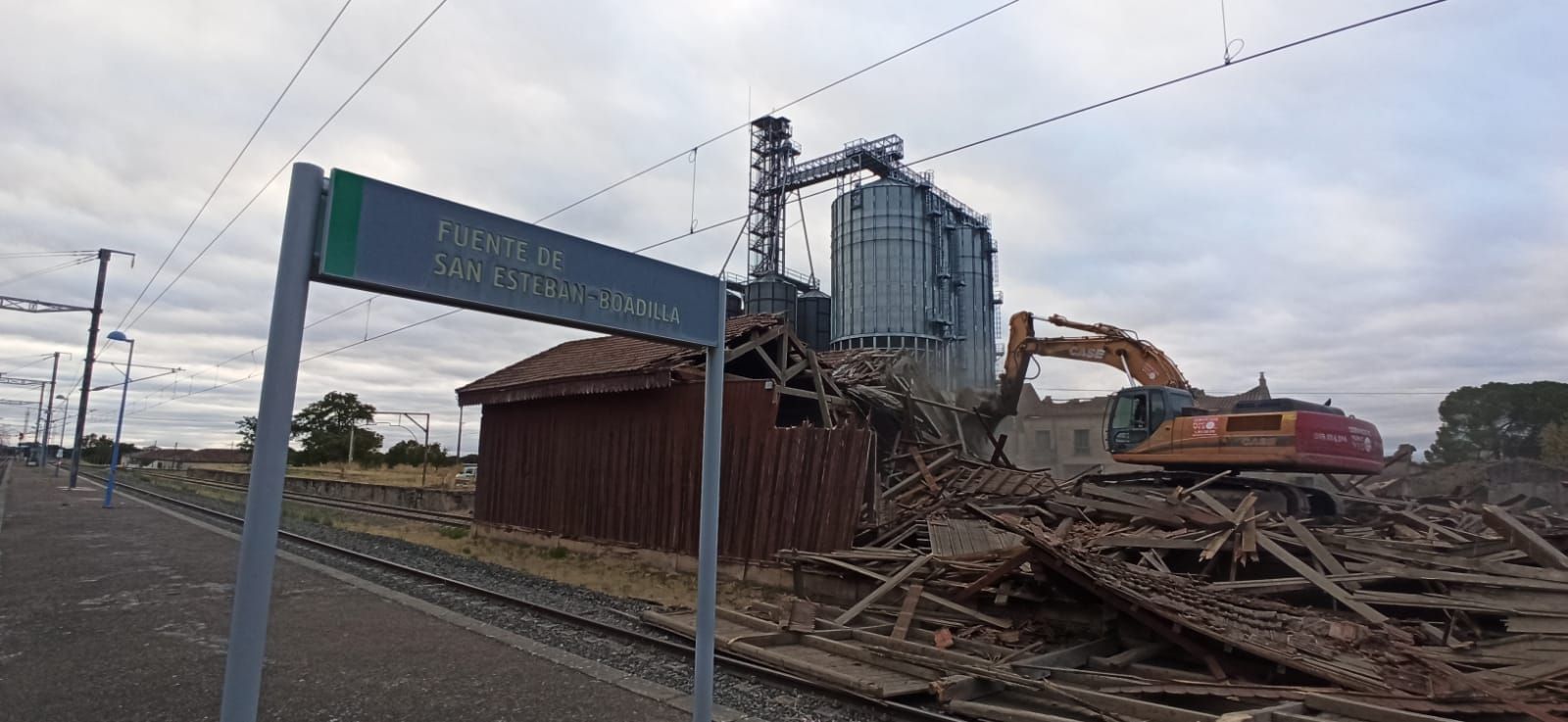 Andén de la estación de La Fuente de San Esteban durante el derribo de un almacén.