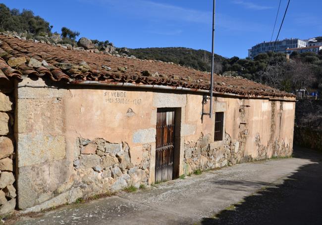 El antiguo matadero está en Ledrada y lleva años en venta.
