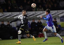 Iván Moreno ataca en un partido de Unionistas
