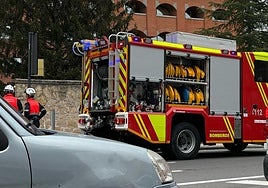 Bomberos junto al Paseo de Canalejas durante la intervención en el incendio de la campana de una cocina.