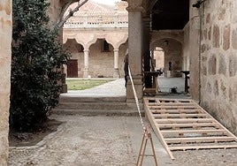 Rampa que se está instalando en el Patio de Escuelas Menores de la Universidad de Salamanca para el paso de la Media Maratón de Salamanca.