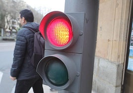 Uno de los antiguos semáforos con ópticas y bombilla incandescente.