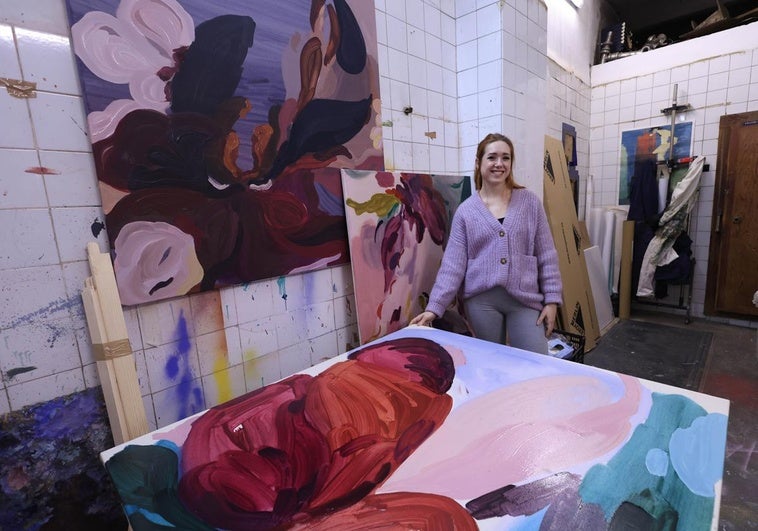 La artista Lidia Martín Pinzolas junto a algunos de sus cuadros.
