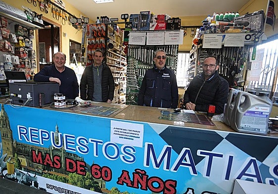 Miguel, propietario de Repuestos Matías junto con tres trabajadores.