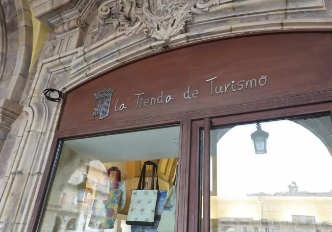 Rótulo del Ayuntamiento con acabado metalizado brillante.