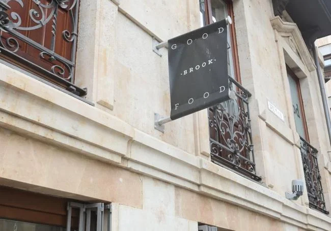 El material de la banderola de este comercio se adapta a lo determinado en la ordenanza.