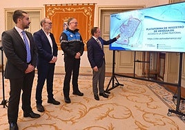 Foto de grupo junto al plano de la Zona de Bajas Emisiones.