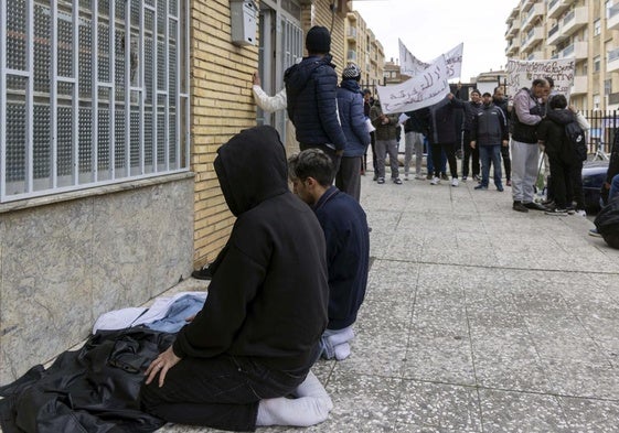 La comunidad musulmana protesta de forma pacífica ante la mezquita de la ciudad contra el actual imán.