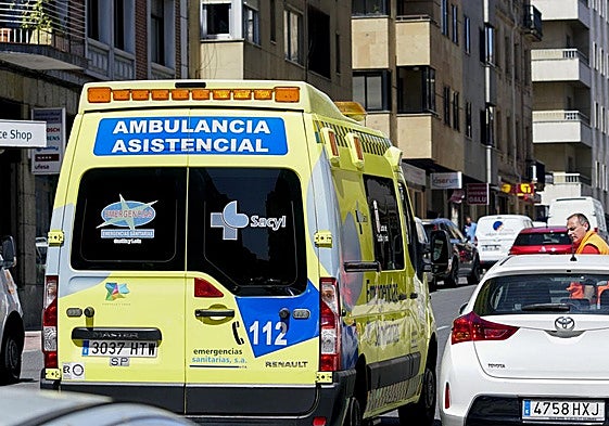 Una ambulancia transita por Salamanca en una imagen de archivo.