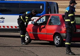 Dos agentes realizan un control en una imagen de archivo.