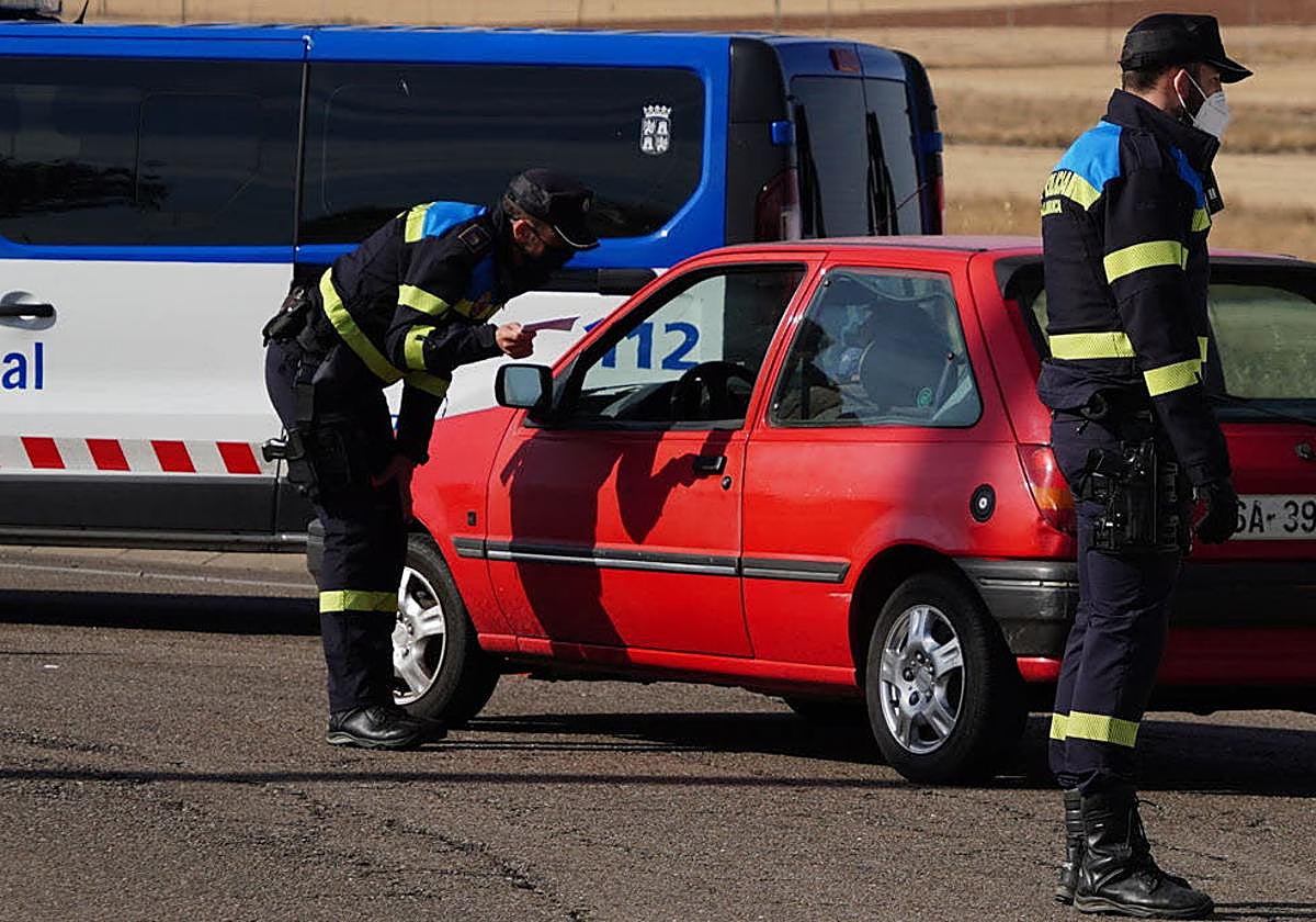 Dos agentes realizan un control en una imagen de archivo.