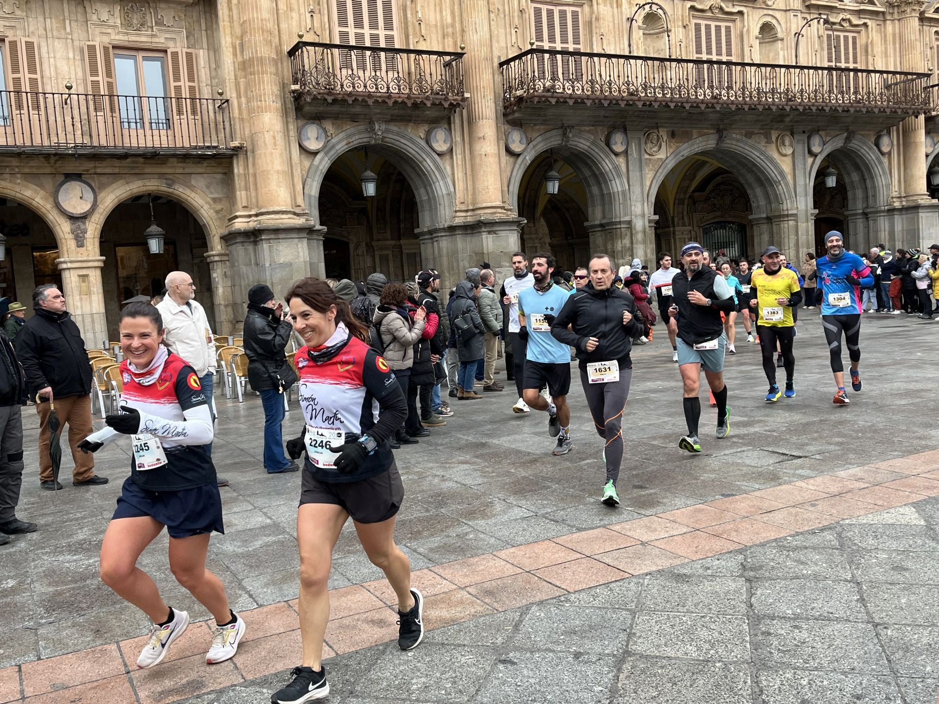 Paso de la Media Maratón de Salamanca por la Plaza Mayor