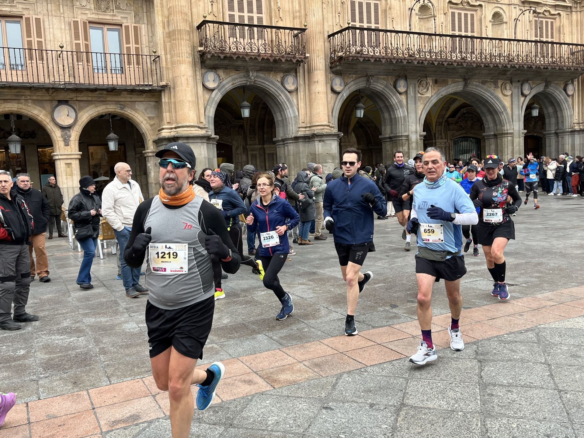 Paso de la Media Maratón de Salamanca por la Plaza Mayor