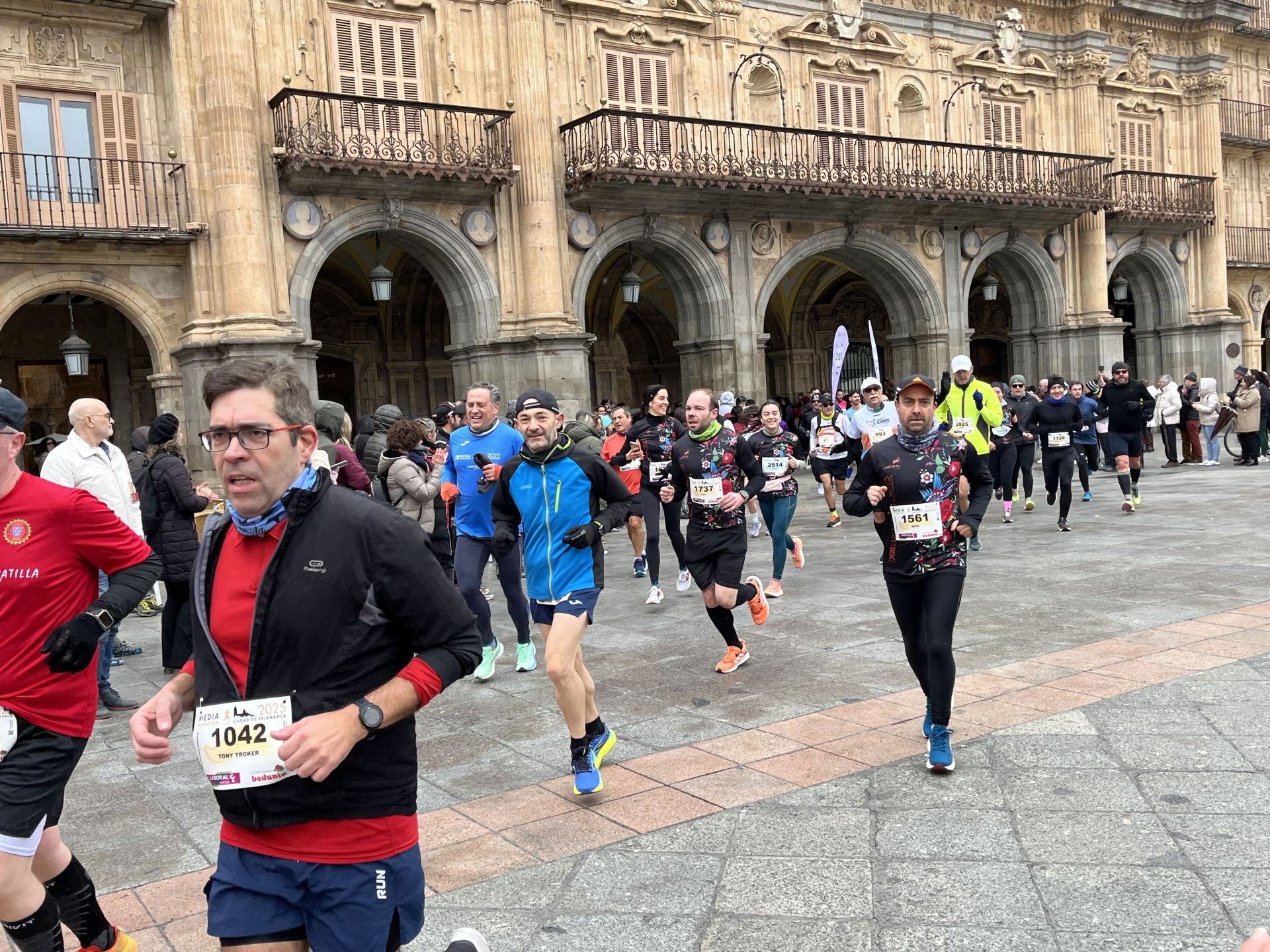 Paso de la Media Maratón de Salamanca por la Plaza Mayor