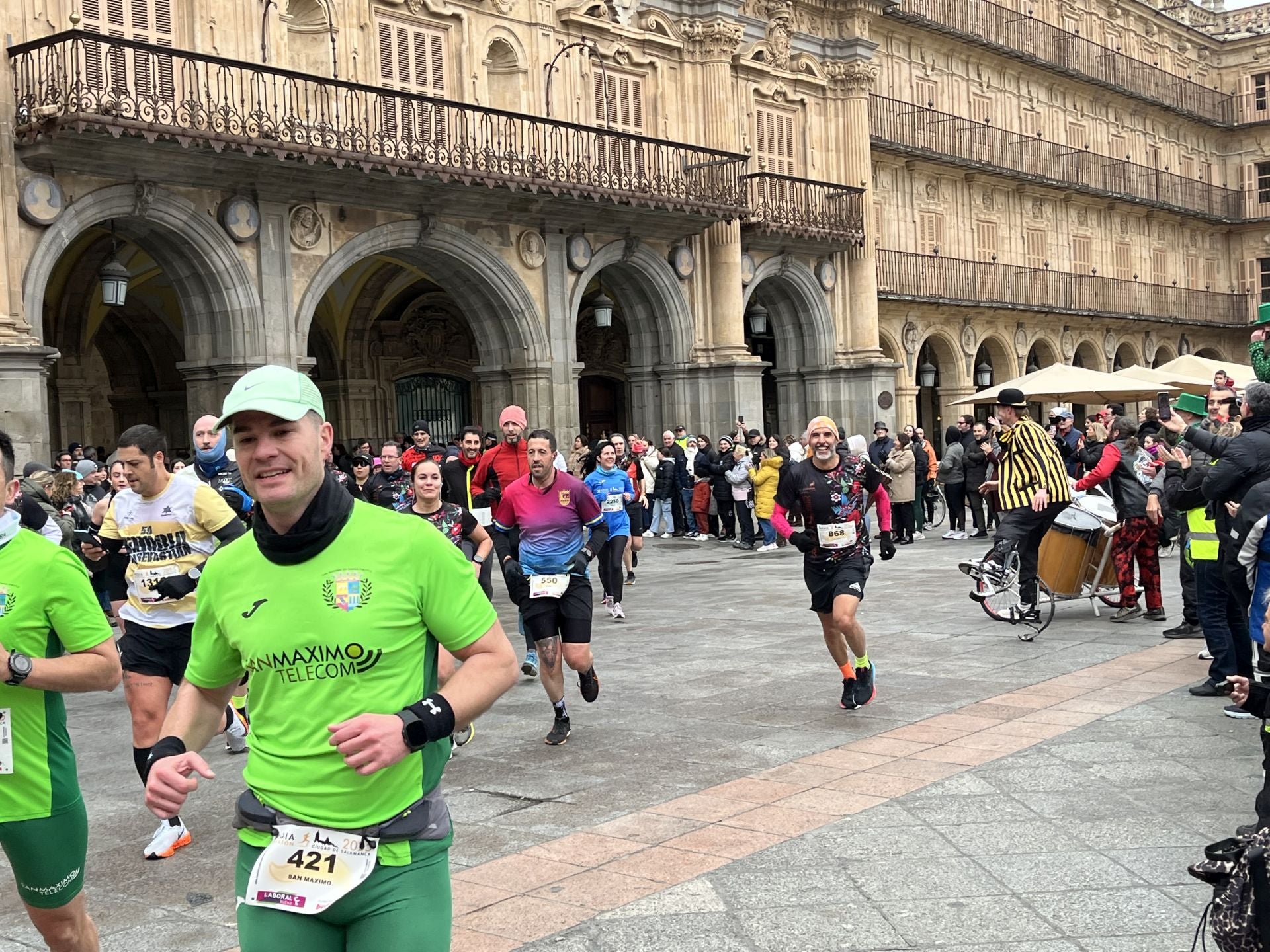 Paso de la Media Maratón de Salamanca por la Plaza Mayor