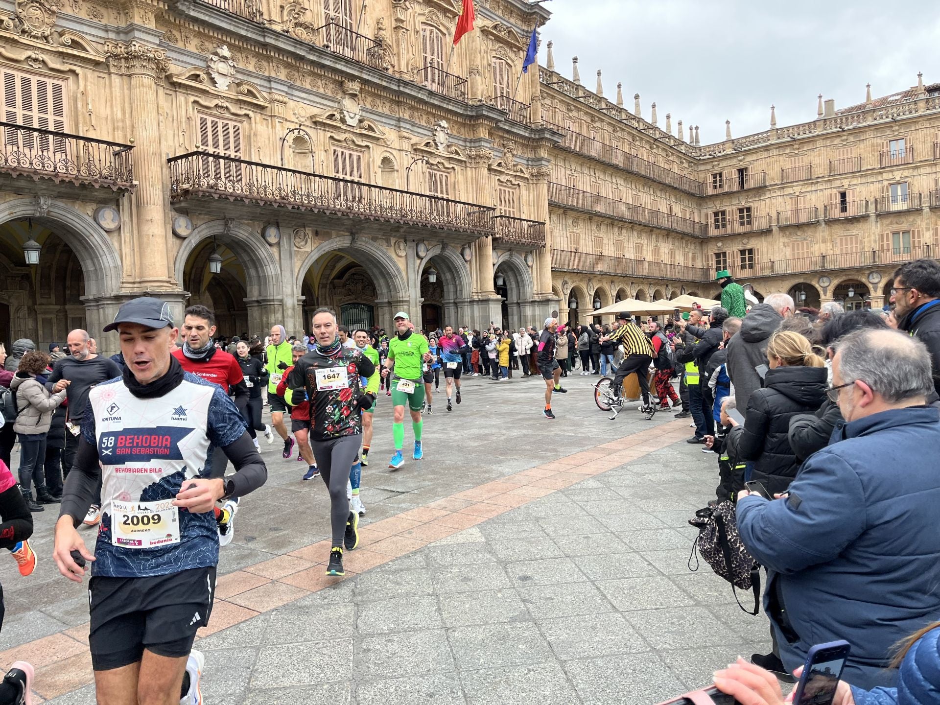 Paso de la Media Maratón de Salamanca por la Plaza Mayor