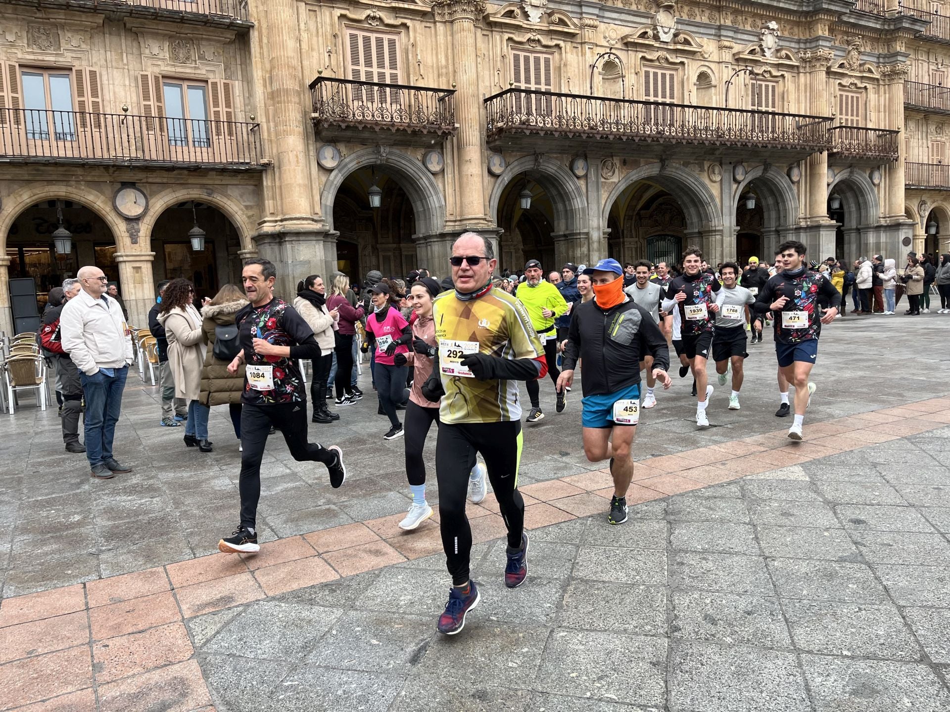 Paso de la Media Maratón de Salamanca por la Plaza Mayor