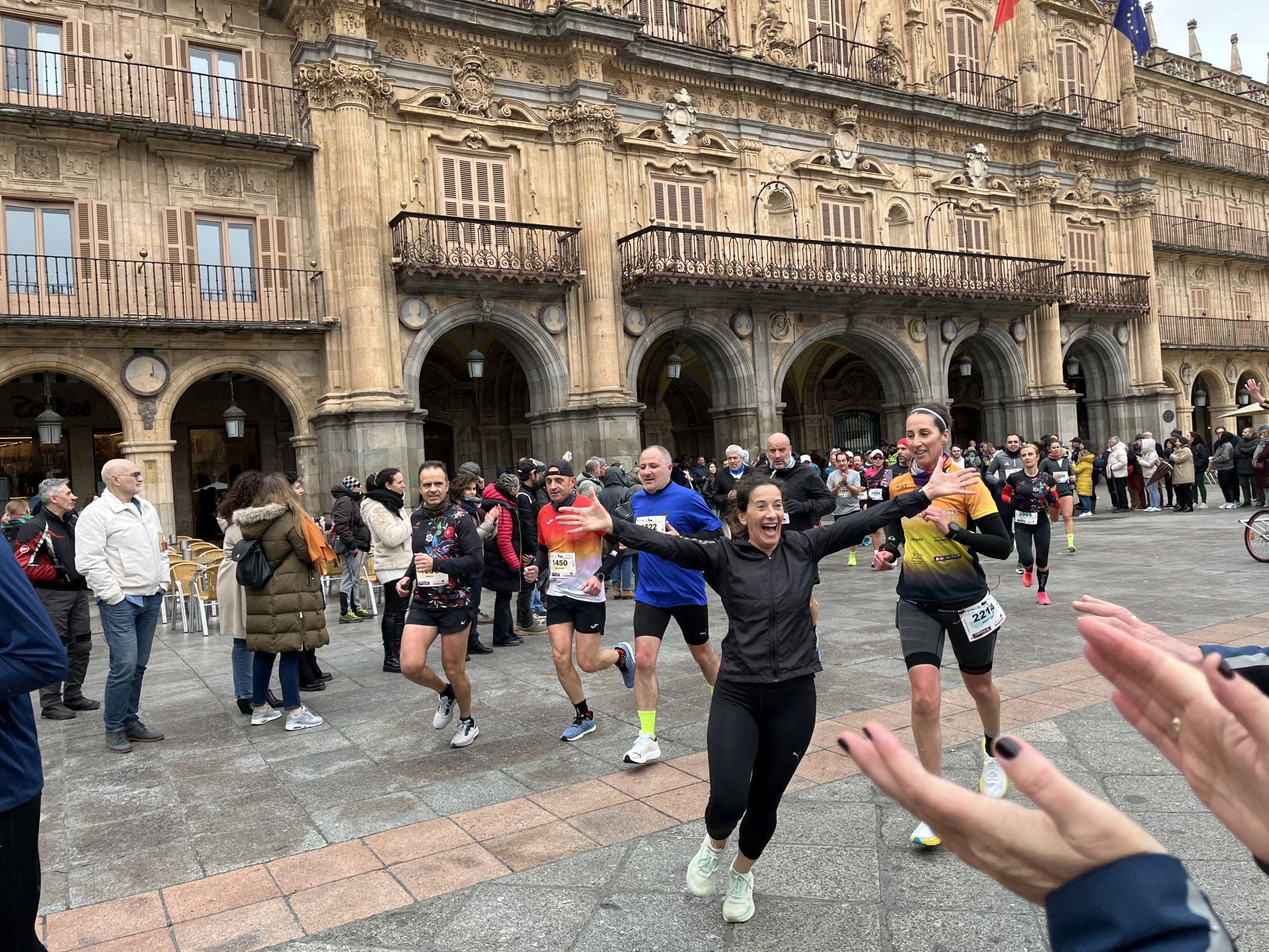 Paso de la Media Maratón de Salamanca por la Plaza Mayor