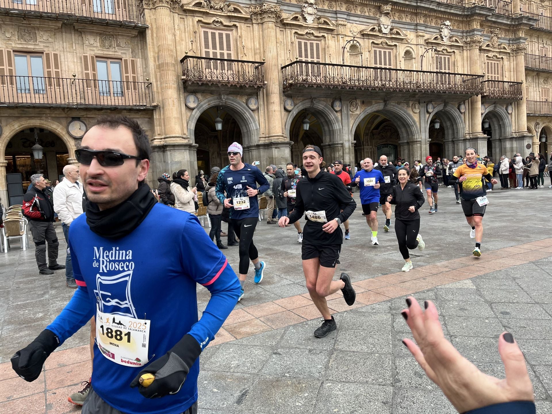 Paso de la Media Maratón de Salamanca por la Plaza Mayor