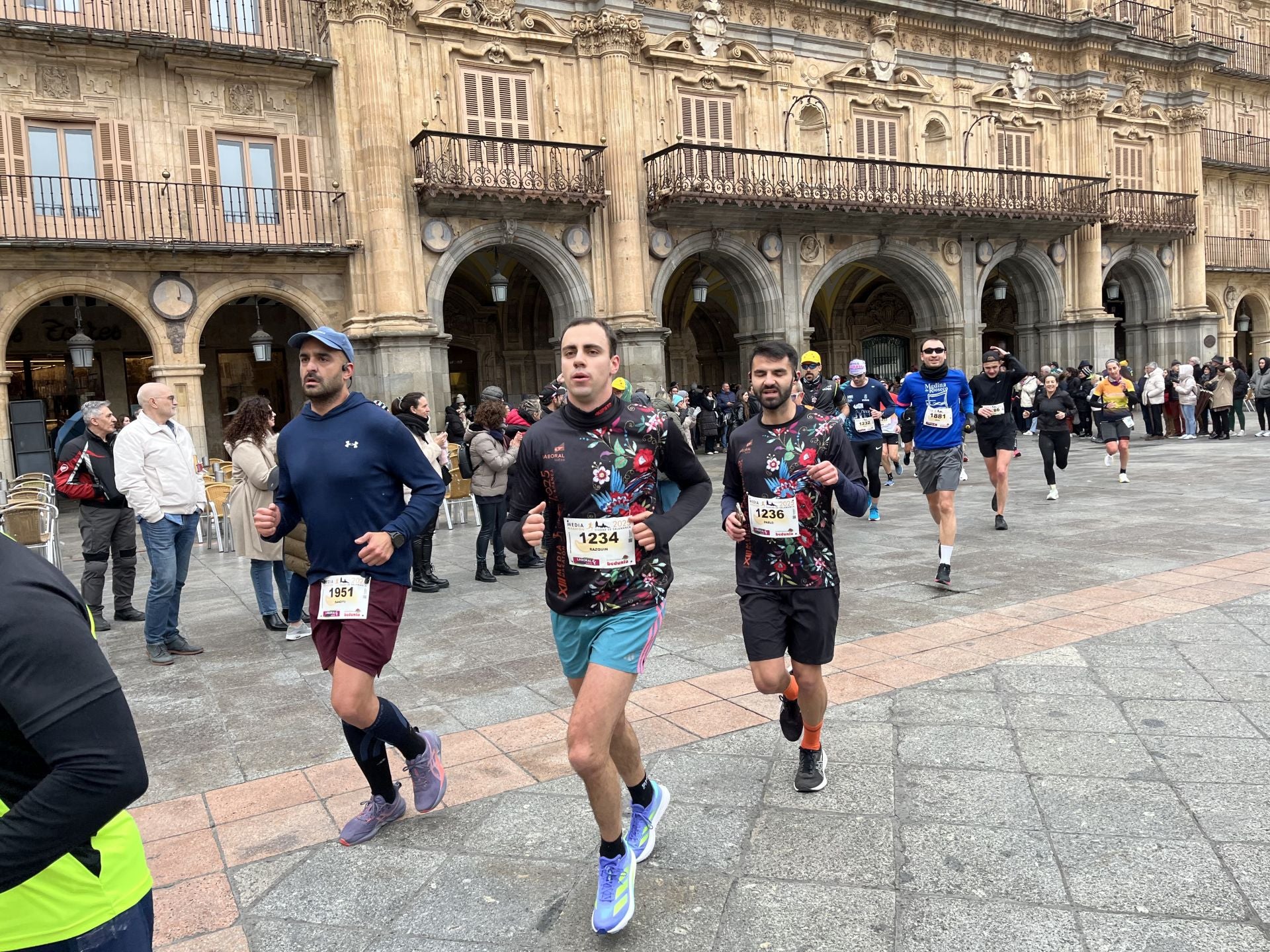 Paso de la Media Maratón de Salamanca por la Plaza Mayor