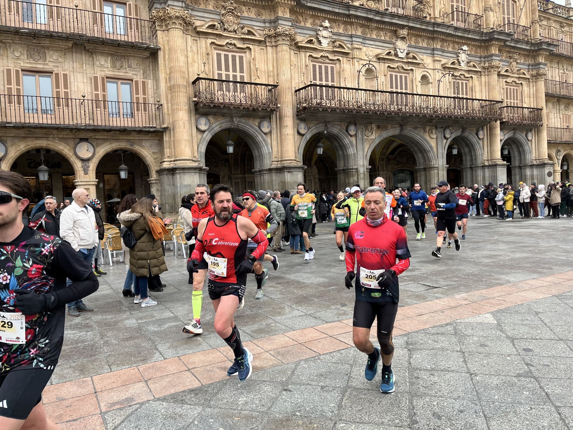 Paso de la Media Maratón de Salamanca por la Plaza Mayor