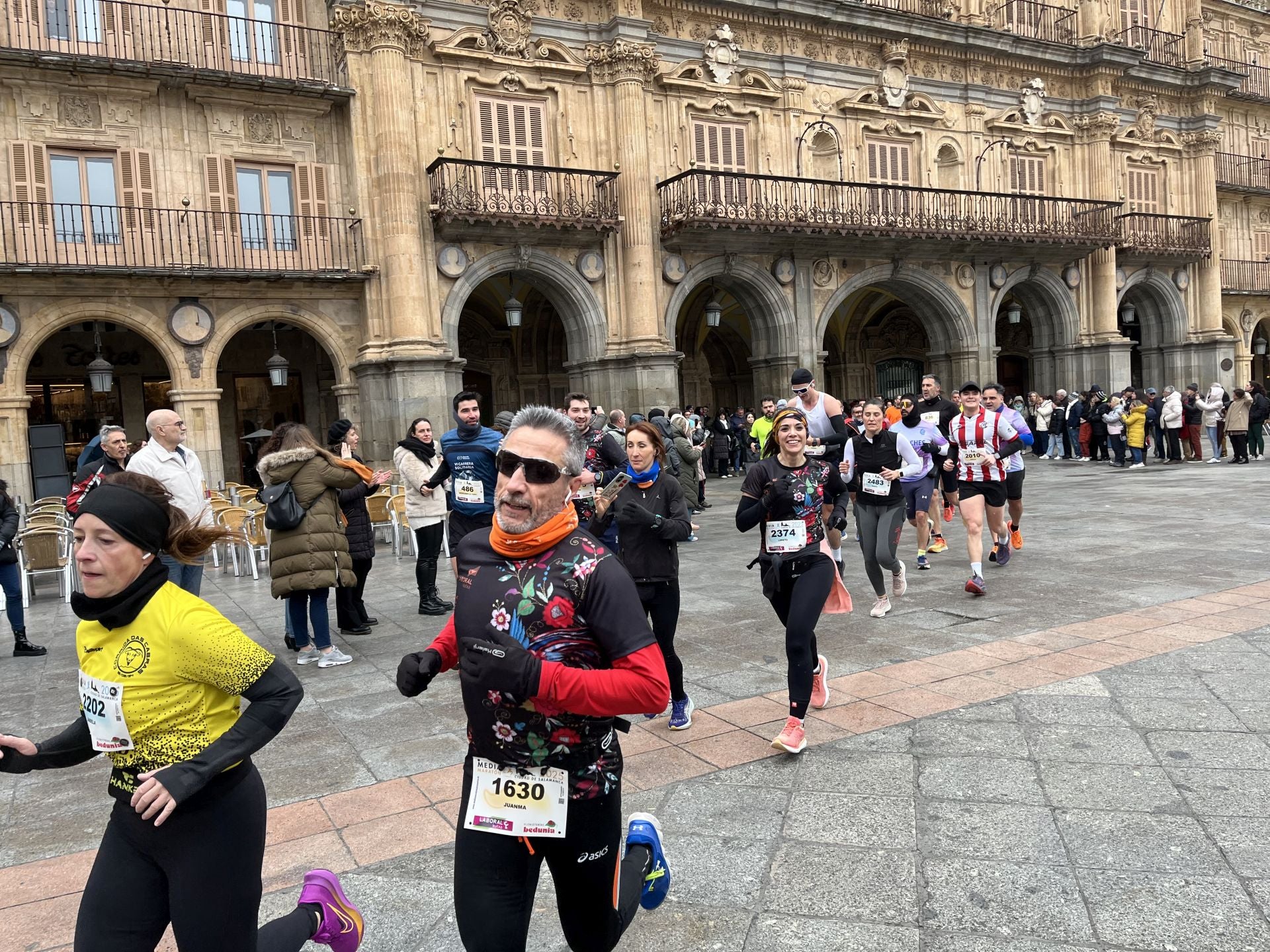 Paso de la Media Maratón de Salamanca por la Plaza Mayor