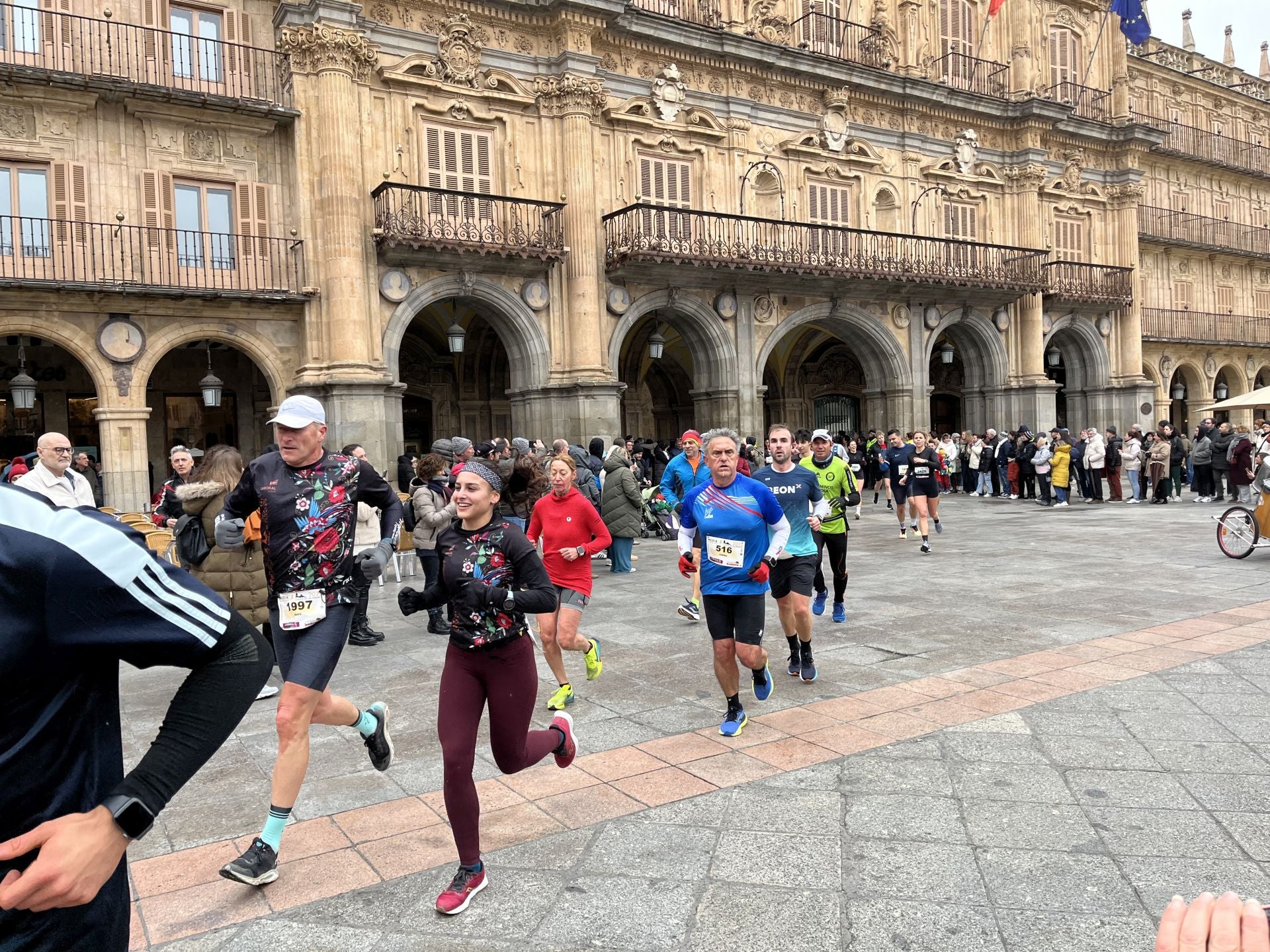 Paso de la Media Maratón de Salamanca por la Plaza Mayor