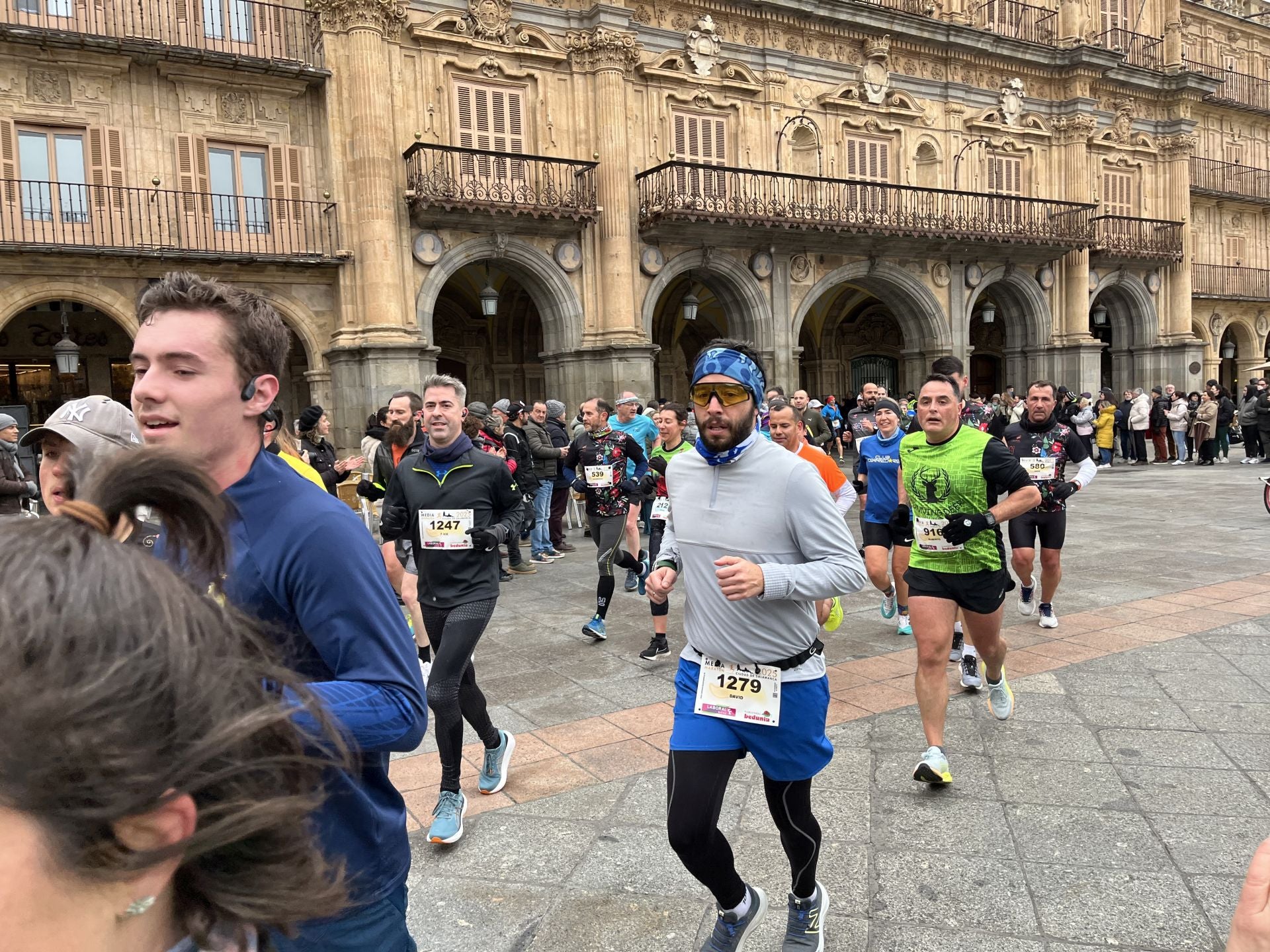 Paso de la Media Maratón de Salamanca por la Plaza Mayor