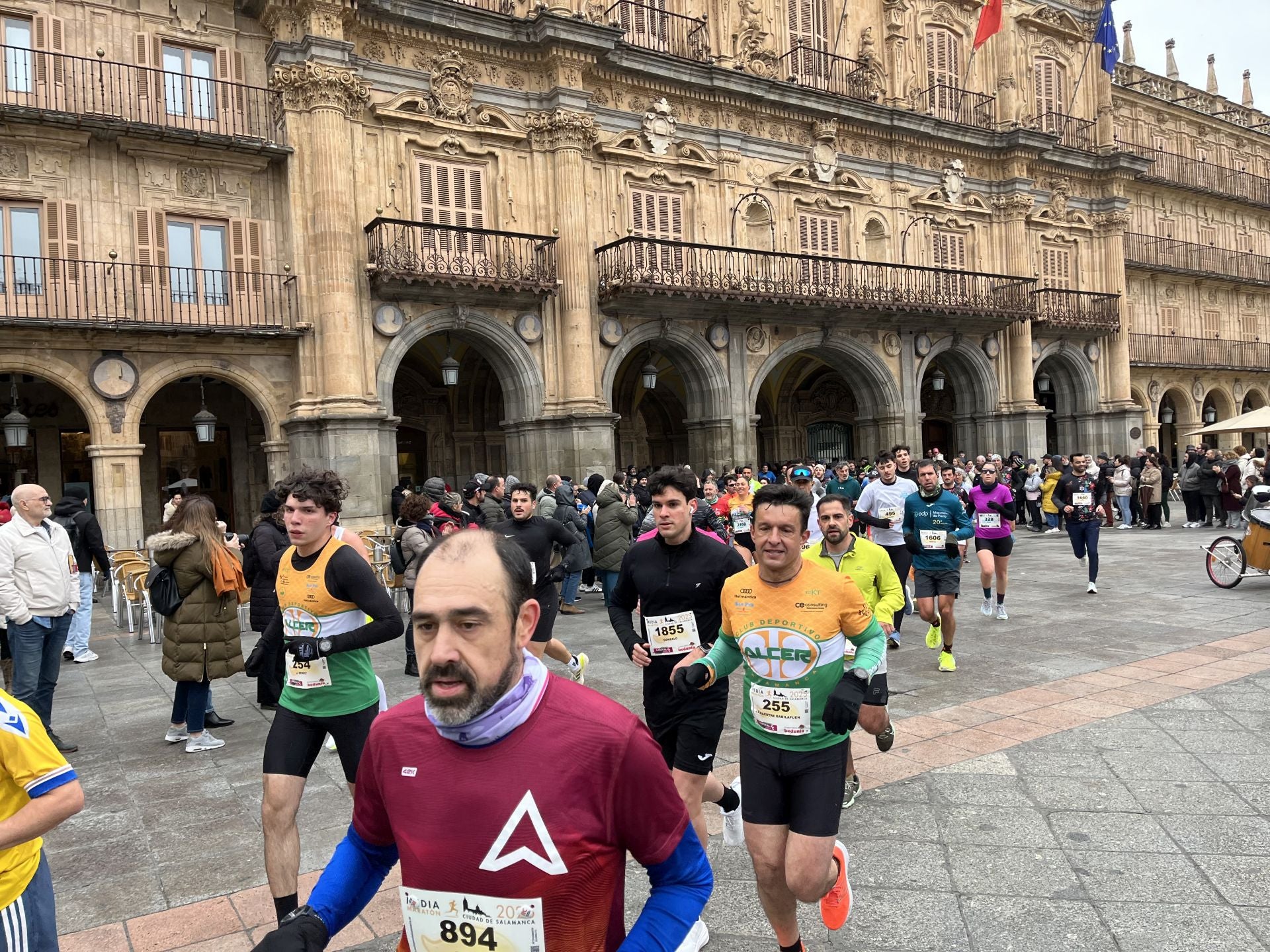 Paso de la Media Maratón de Salamanca por la Plaza Mayor