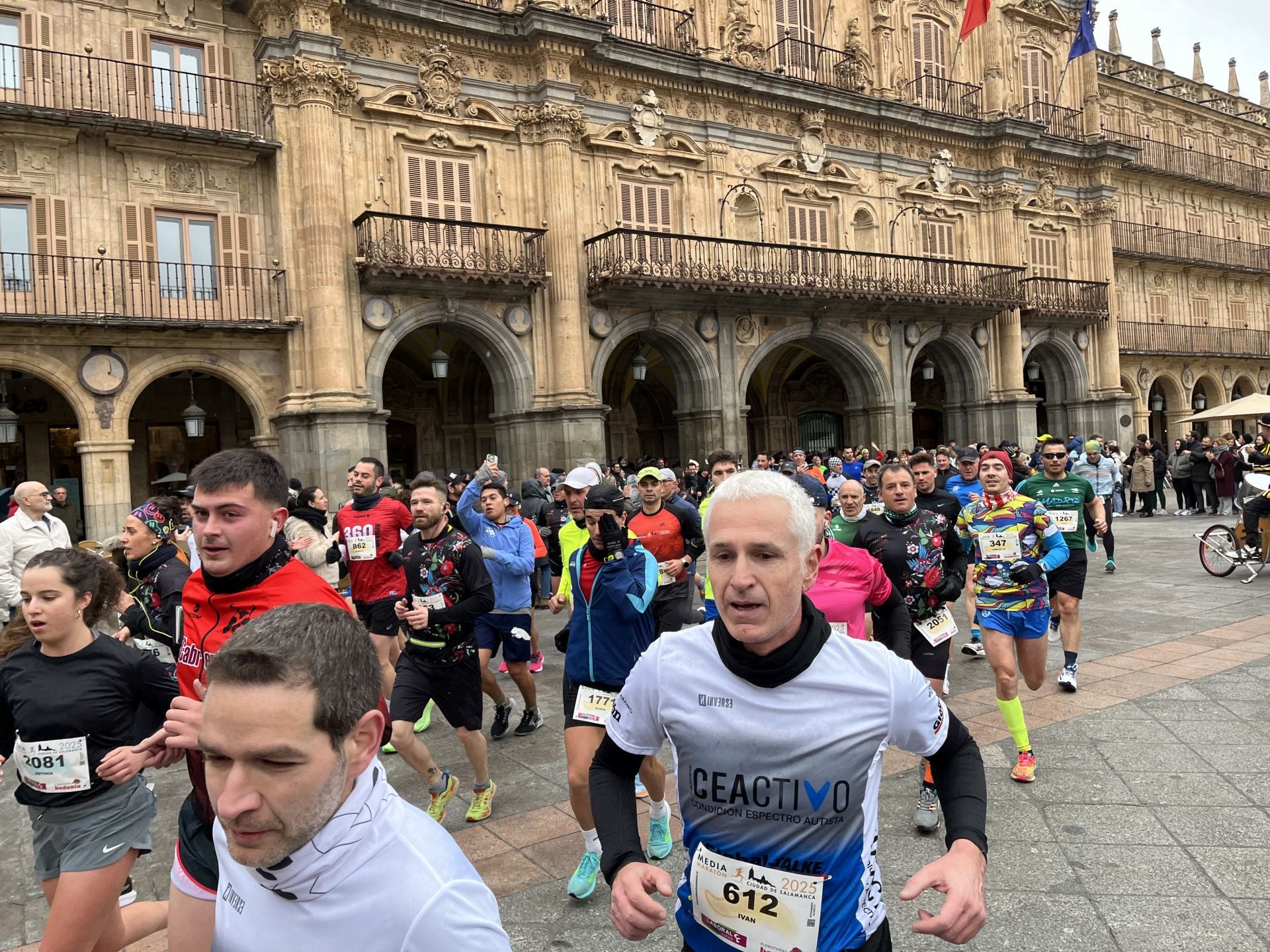 Paso de la Media Maratón de Salamanca por la Plaza Mayor