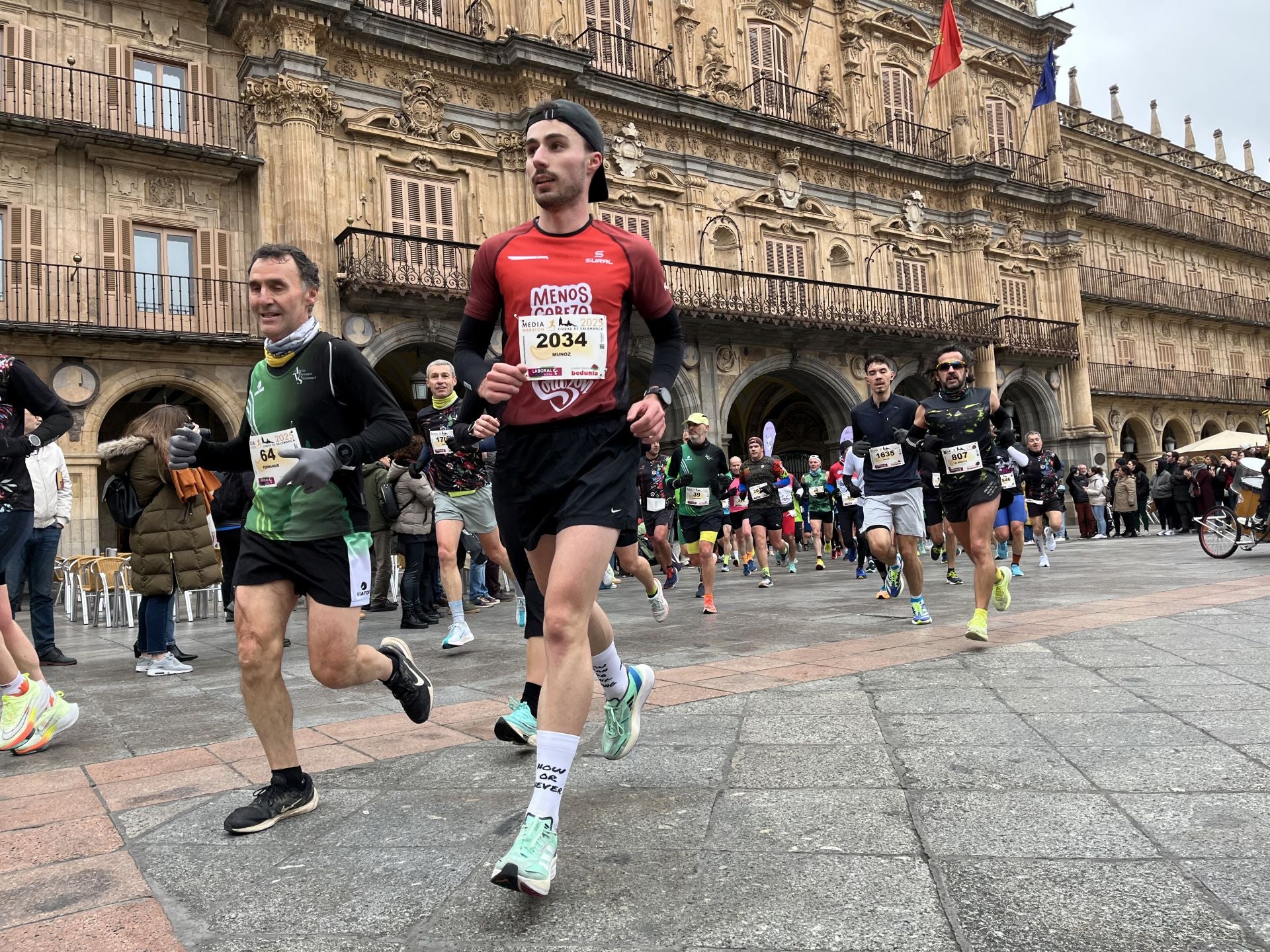 Paso de la Media Maratón de Salamanca por la Plaza Mayor