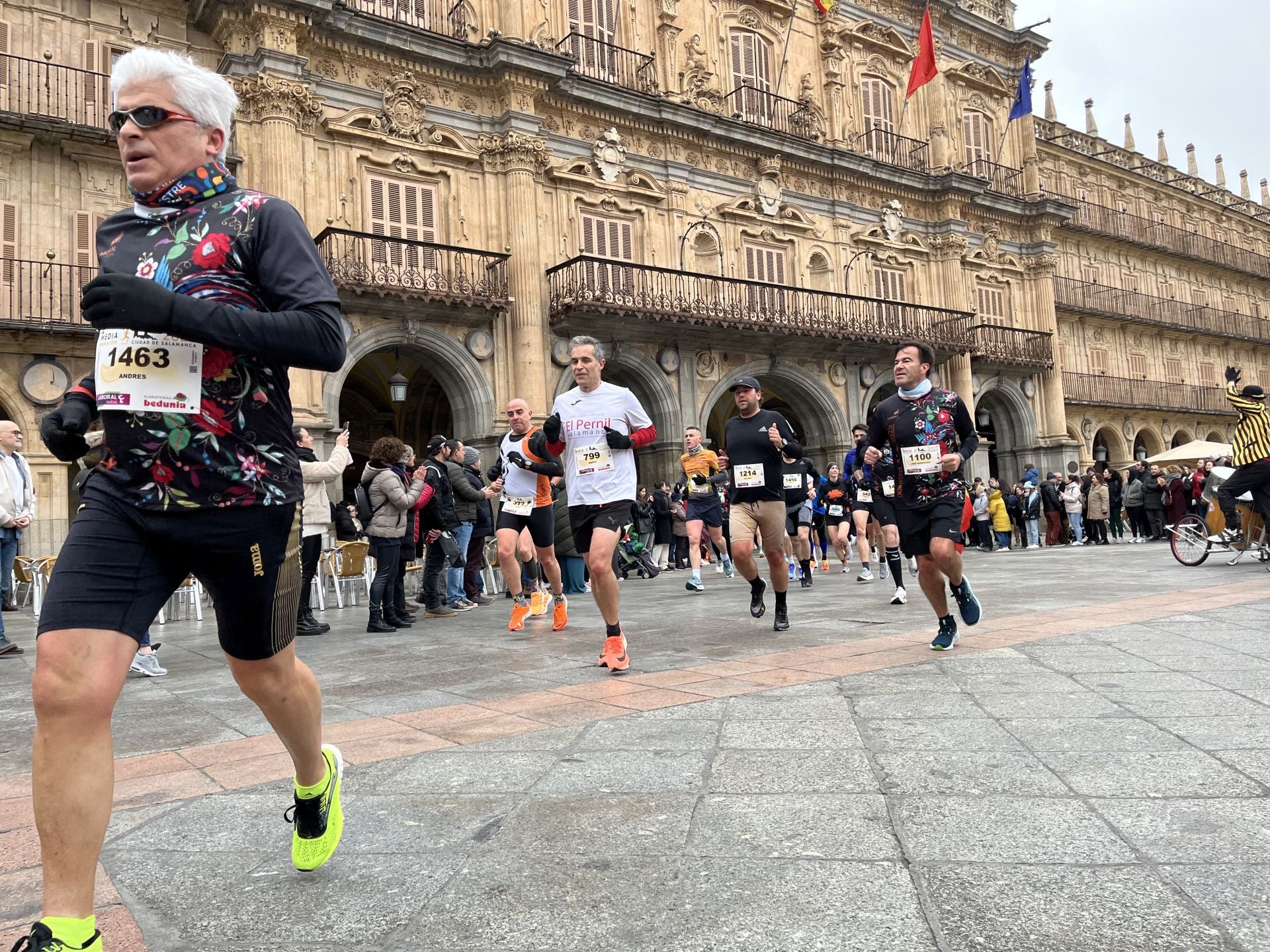 Paso de la Media Maratón de Salamanca por la Plaza Mayor