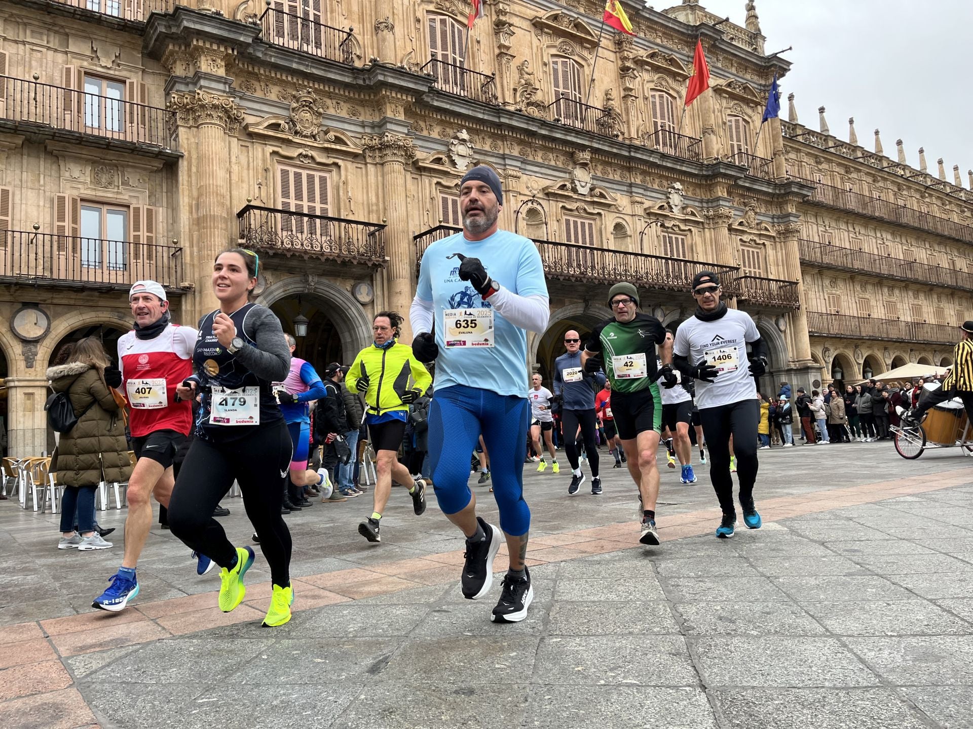 Paso de la Media Maratón de Salamanca por la Plaza Mayor