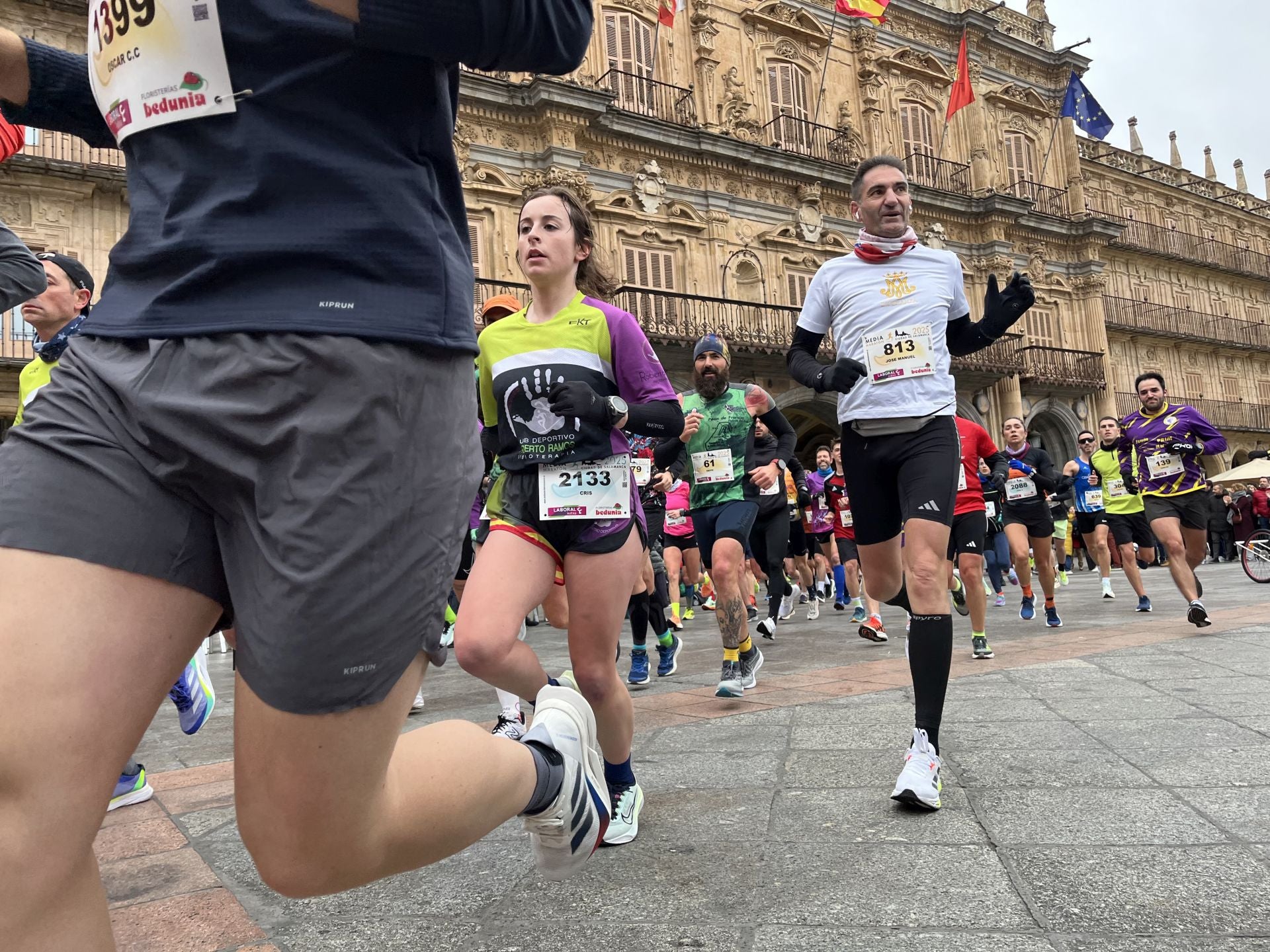 Paso de la Media Maratón de Salamanca por la Plaza Mayor