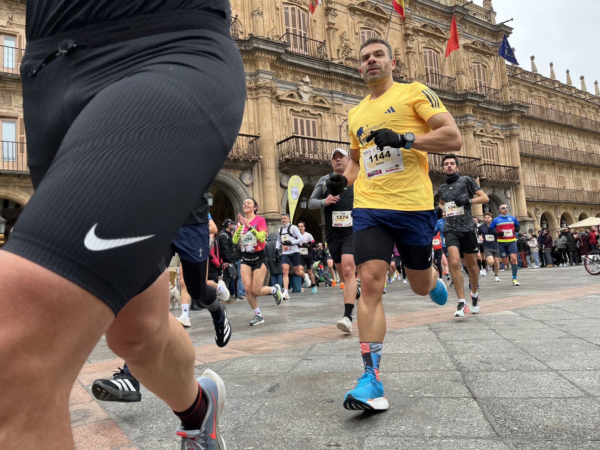 Paso de la Media Maratón de Salamanca por la Plaza Mayor