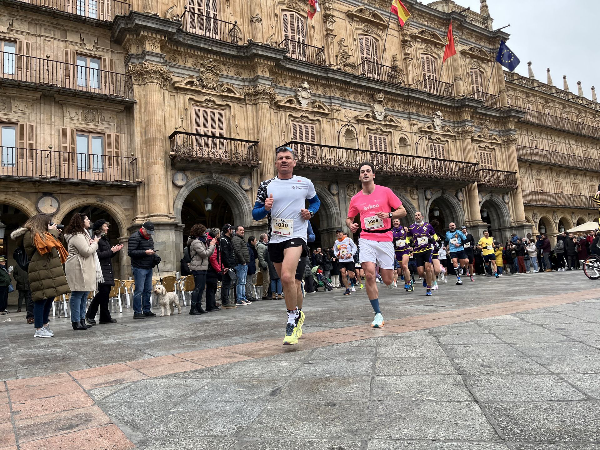 Paso de la Media Maratón de Salamanca por la Plaza Mayor