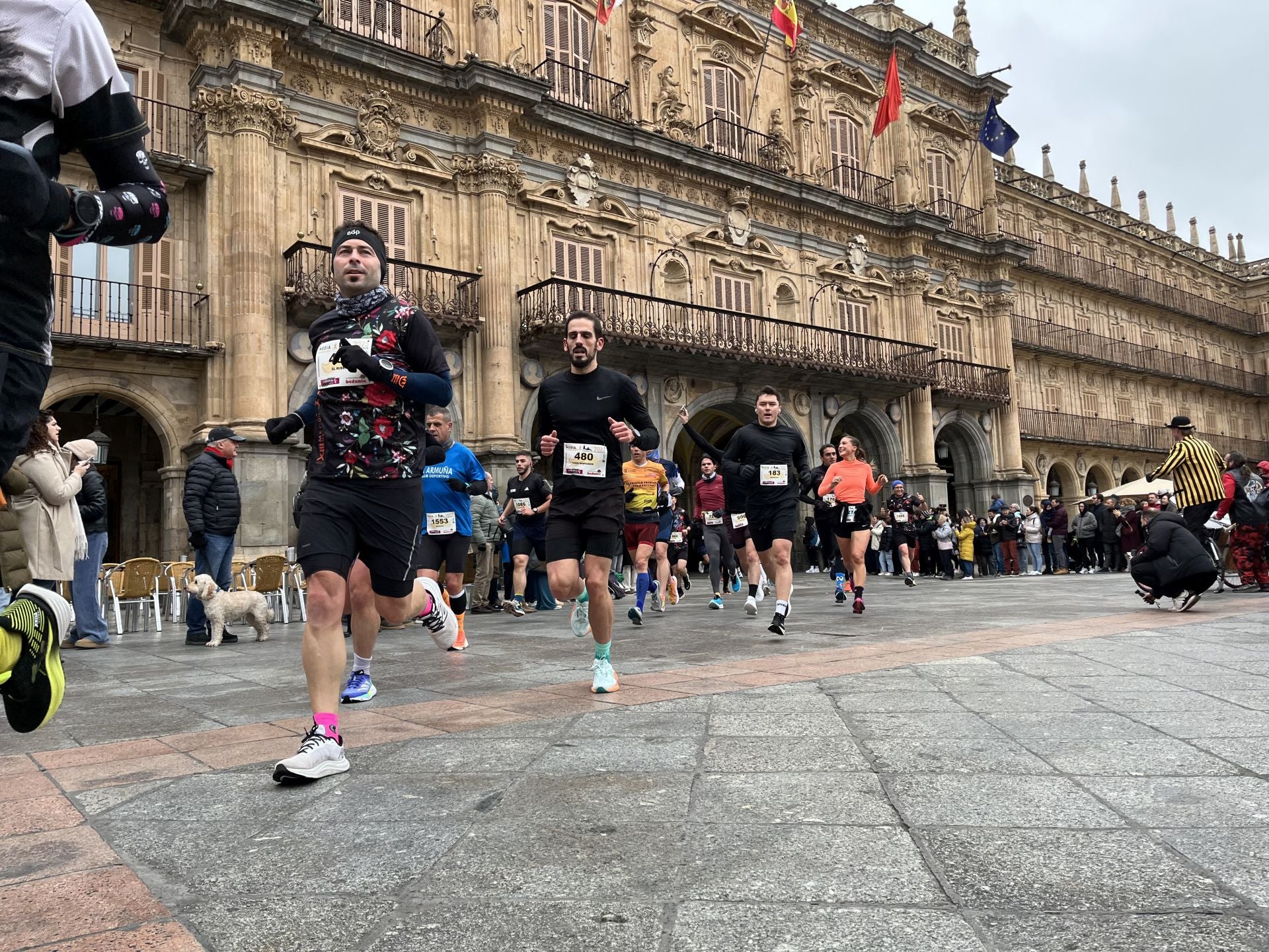 Paso de la Media Maratón de Salamanca por la Plaza Mayor