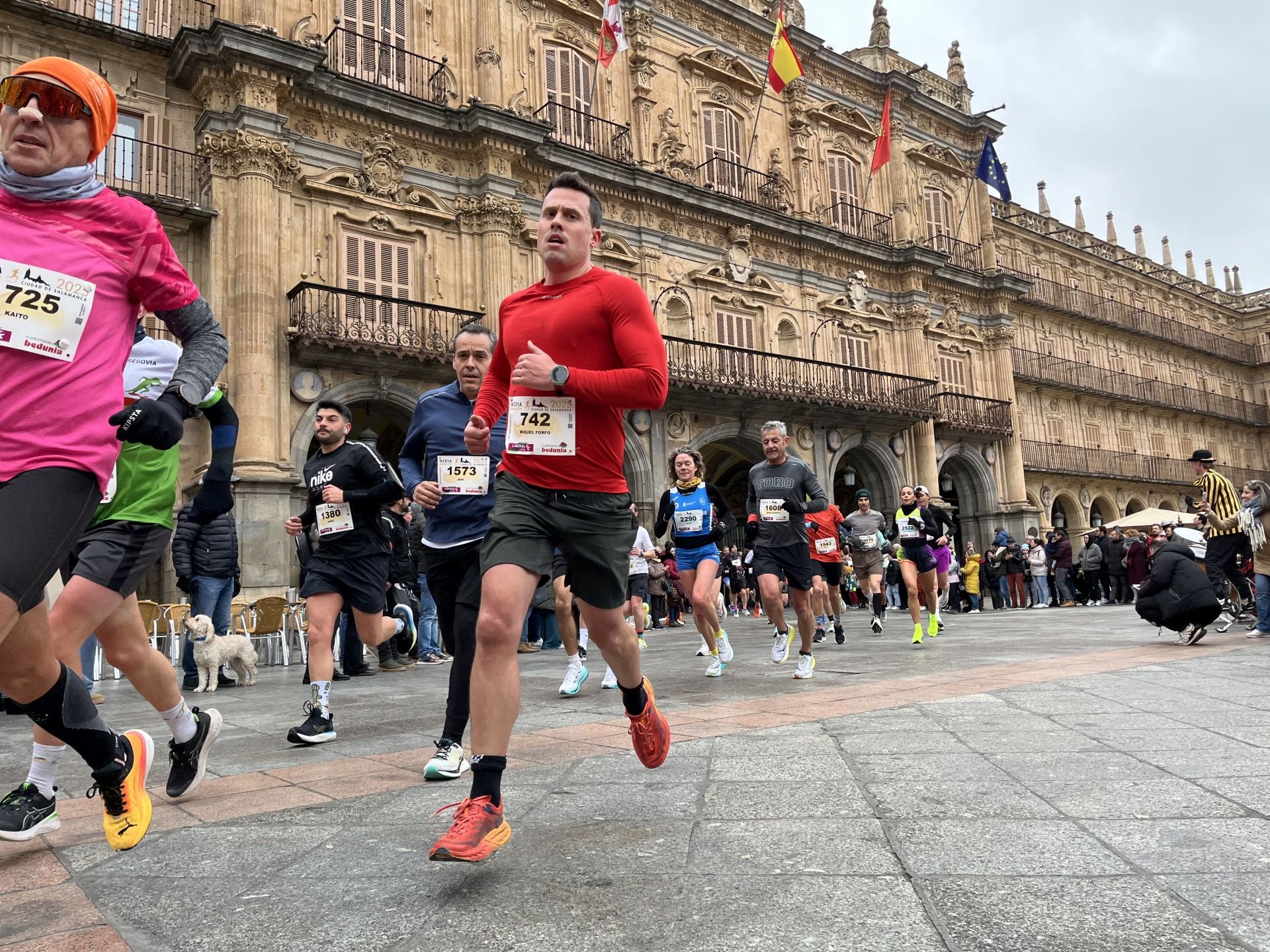Paso de la Media Maratón de Salamanca por la Plaza Mayor