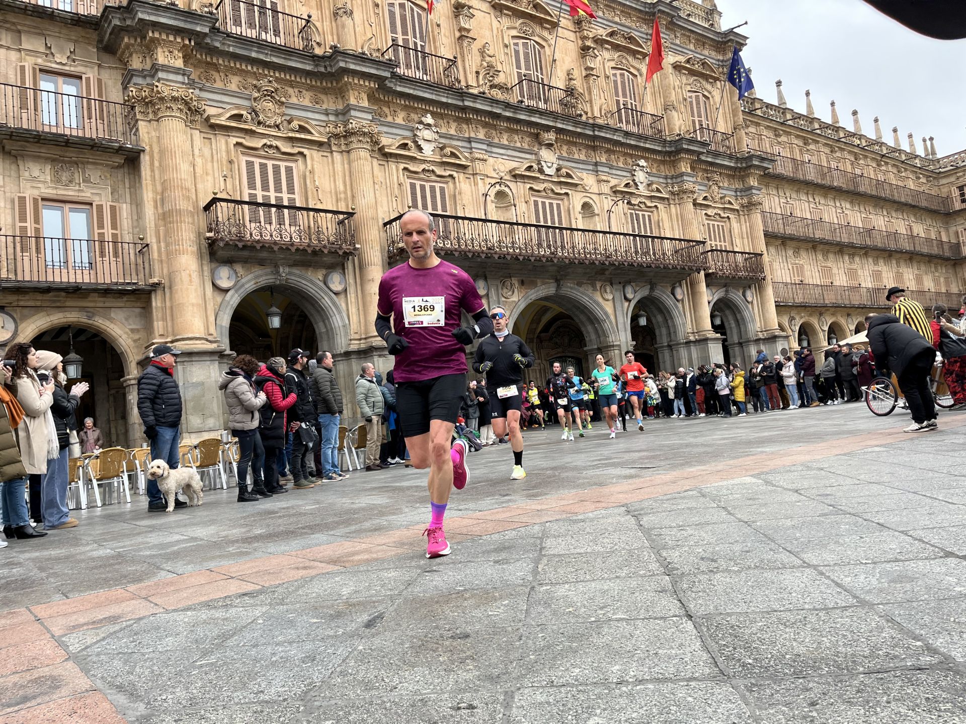 Paso de la Media Maratón de Salamanca por la Plaza Mayor