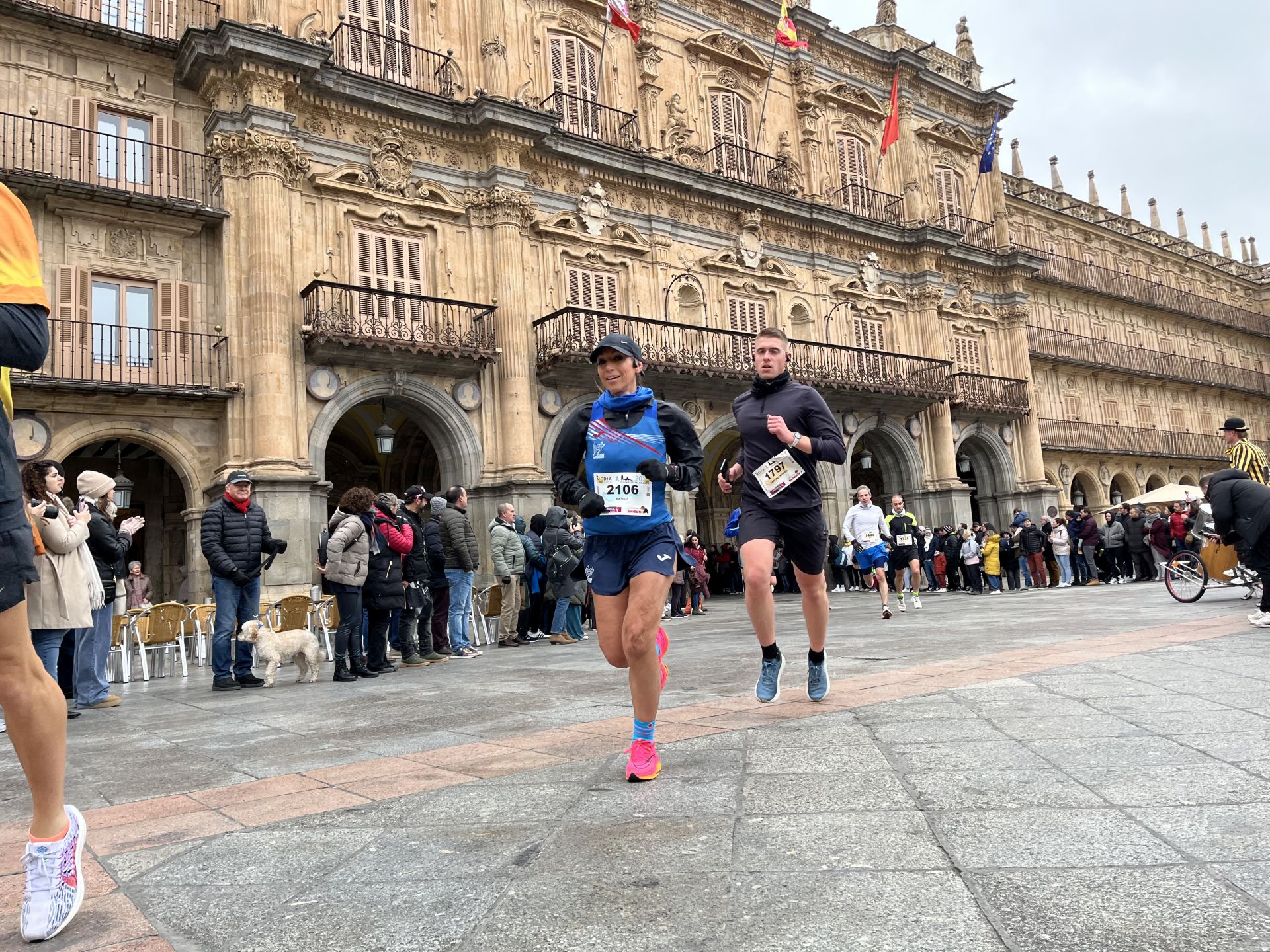 Paso de la Media Maratón de Salamanca por la Plaza Mayor