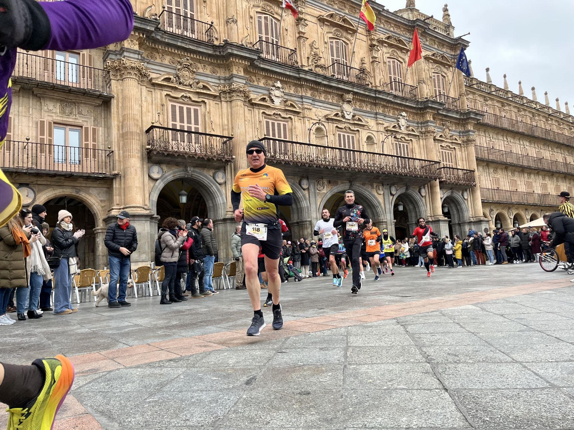 Paso de la Media Maratón de Salamanca por la Plaza Mayor