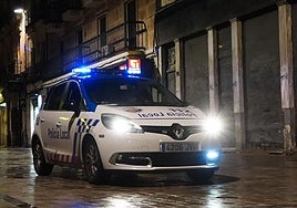 Un coche de la Policía Local de Salamanca, de ronda nocturna en una imagen de archivo.