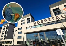 Hospital de Salamanca y arriba, una operación de rodilla en una imagen de archivo.