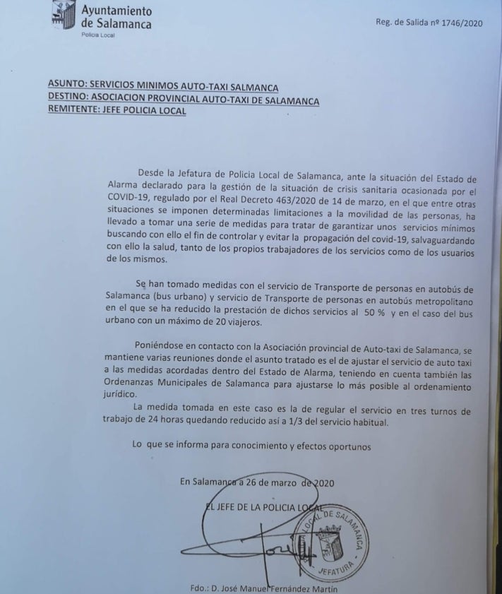 Imagen secundaria 2 - En la sede de RadioTaxi se conservan algunos de los documentos sobre las restricciones y turnos de la pandemia.