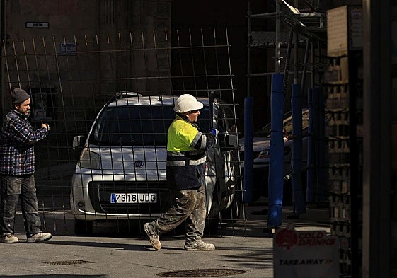 Trabajadores en una obra en la Rúa