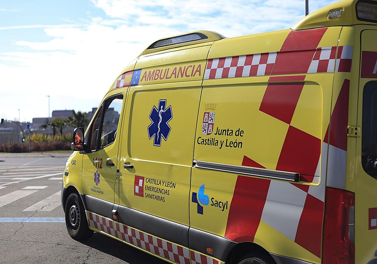 Ambulancia saliendo del hospital de Salamanca.