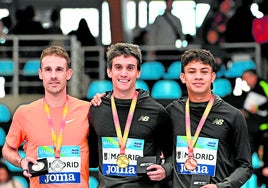 Álvaro de Arriba, a la izquierda, con la plata nacional junto a Mariano García y Elvin Josué Canales